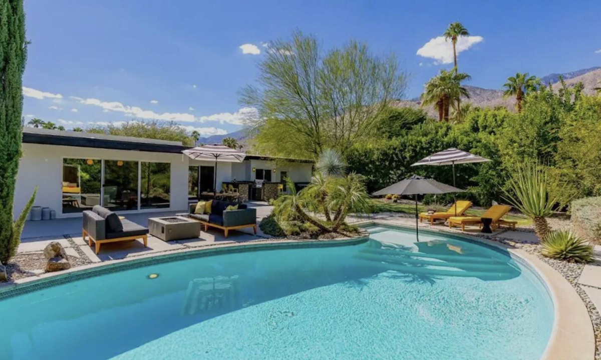 Tahquitz River Estates House | NEW! Luxury Palm Springs Mid-Century Modern Home w/Large Resort-Style Yard ·