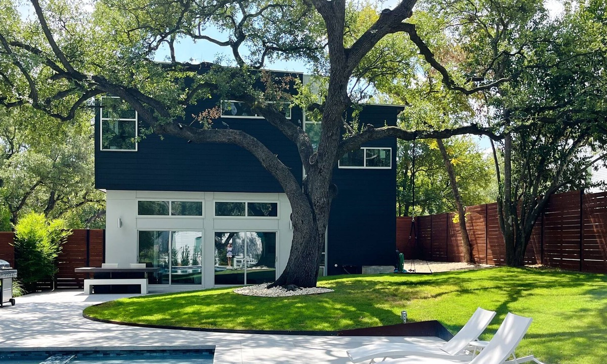 South Lamar House | ☀️New Modern Oasis: heated pool, huge yard, child & pet friendly near DT