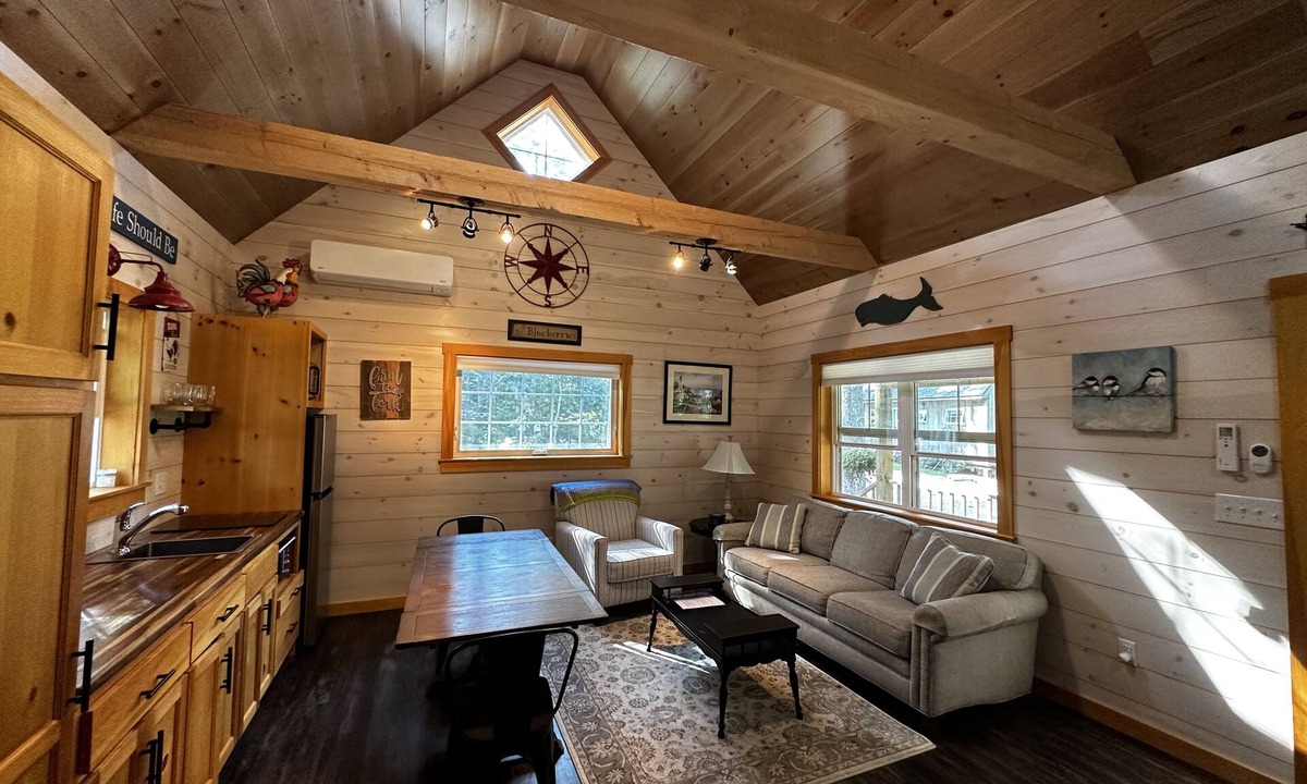 Bristol Cottage | Next Avail. Aug 22 - 3 night min - AC - Premier Cottage, King Bedroom, Pets Free