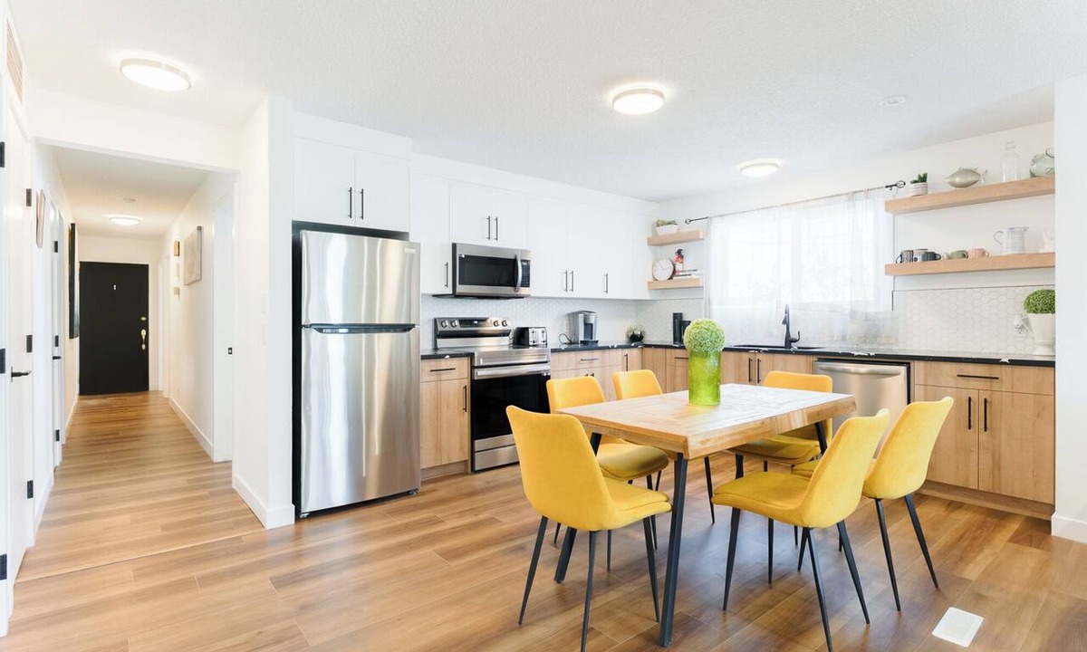 Crescent Heights Apartment | Nordic SPA Retreat, Hot Tub, Sleeps 8, Near Downtown and 15 min to the Airport!