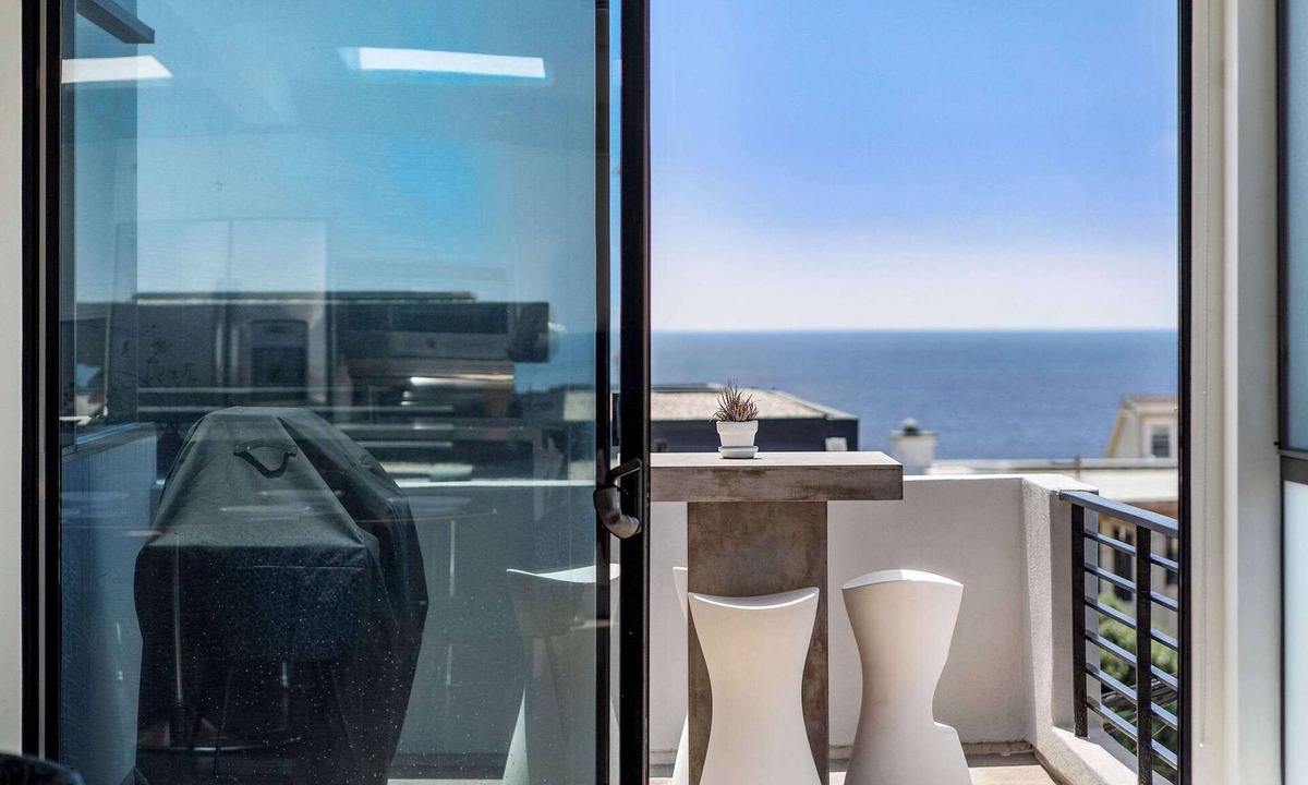 The Strand House | Ocean View | Steps to DT Manhattan Beach|King Beds