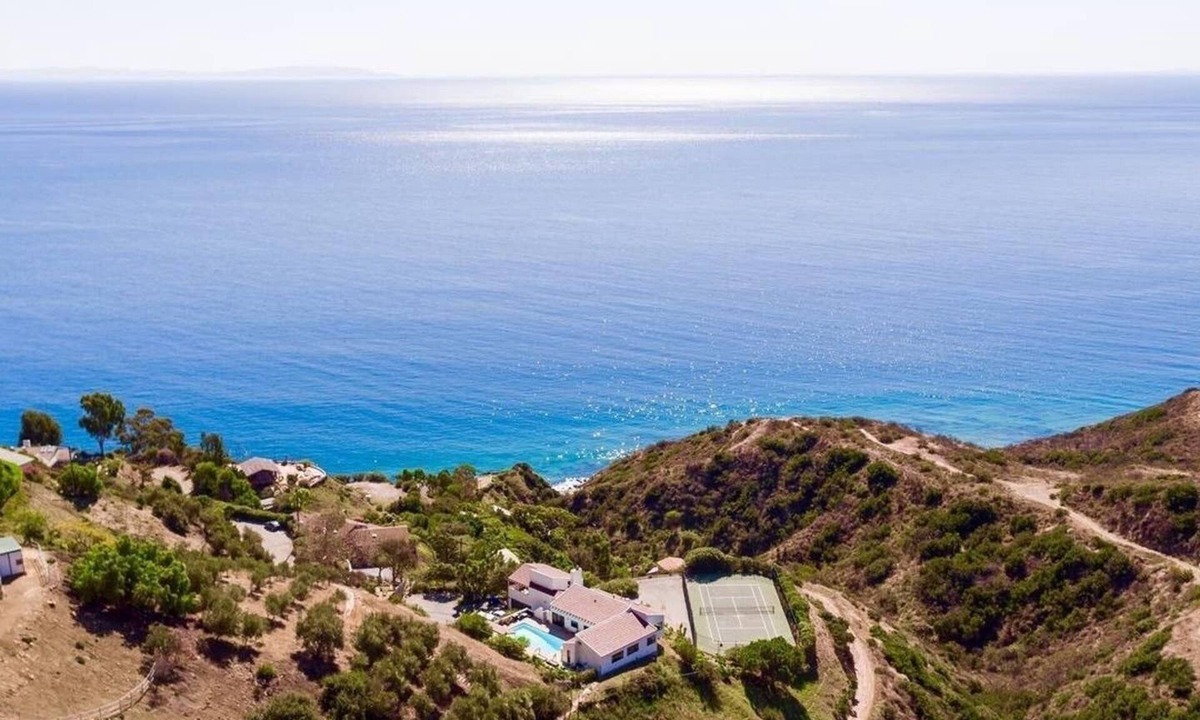 Eastern Malibu House | Panoramic Ocean View, 7 bedroom Gated Villa, Pool & Tennis Court - 2 buildings
