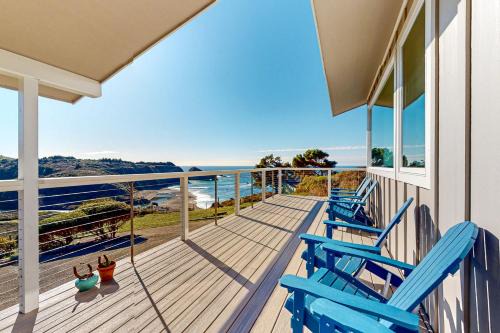 Elk House | Panoramic Ocean View Home in Elk with Beach Access