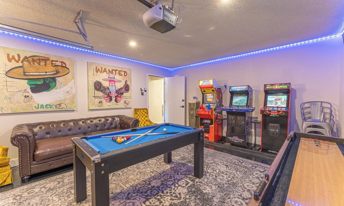 Barton Hills House | Party Pad! Sleeps 18, Arcade, Turf Sport Court, Stock Tank Pool, Heart of ATX!