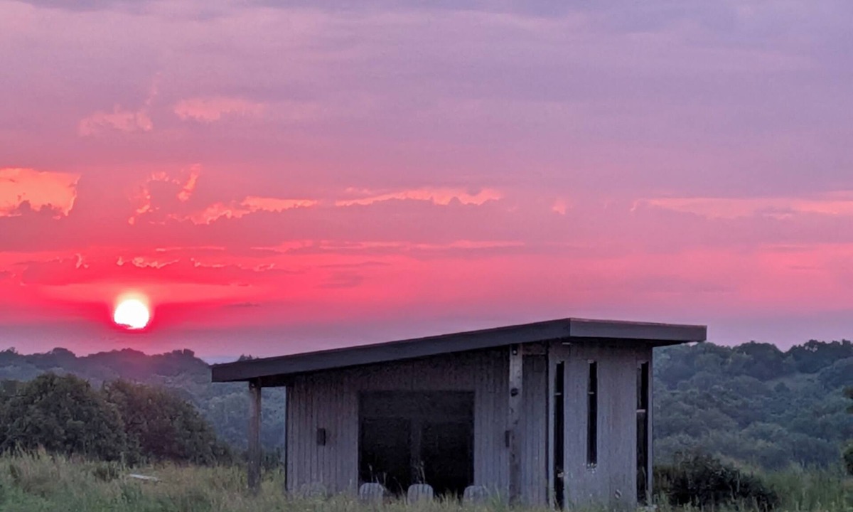 Neal Cabin | Peaceful 1-bedroom cabin with AC in charming Flint Hills of Kansas