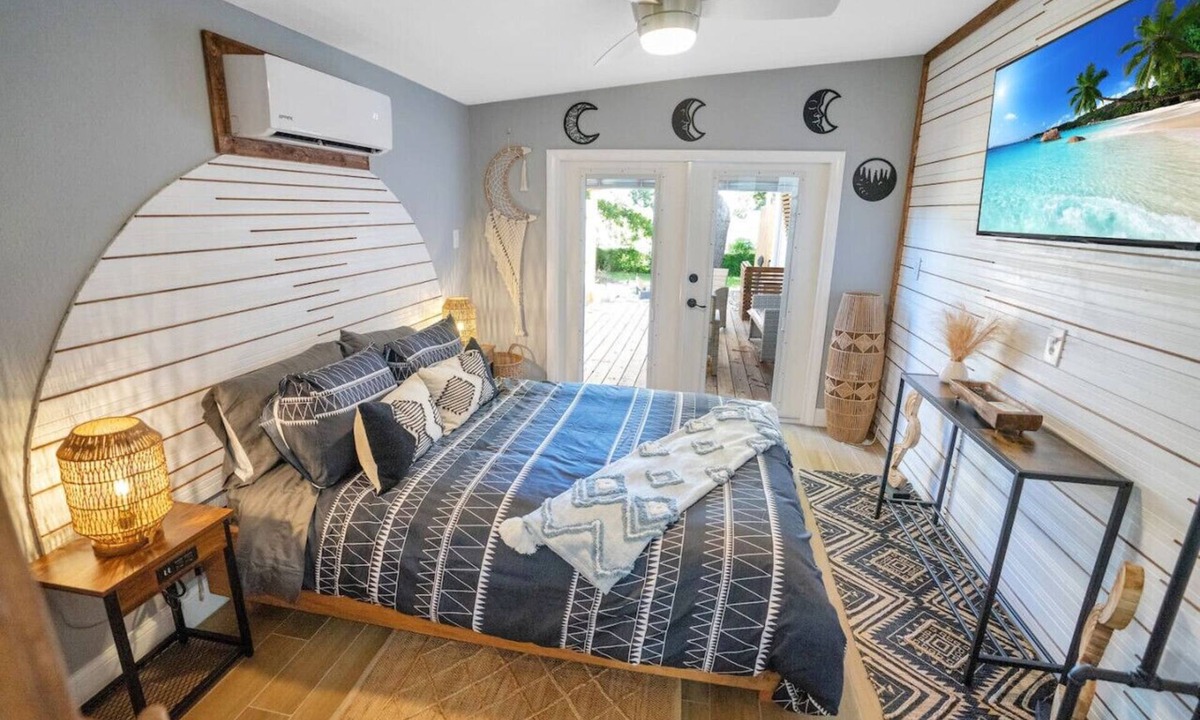 Conway House | Peaceful Lake View Retreat Near Parks 10 Minutes to Downtown