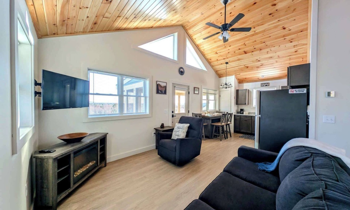 Sullivan House | Pet-Friendly Fishing Cabin 5 minutes to the Beach