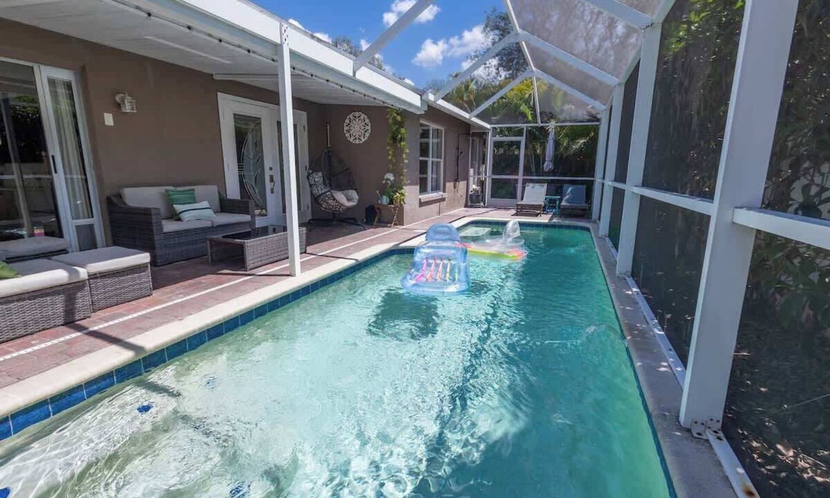 Valrico House | Poolside Palms Getaway- Near Tampa Brandon Valrico