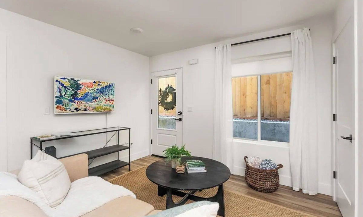 Richmond House | Private 1-bedroom Retreat in South East Portland with WiFi. Animal friendly.