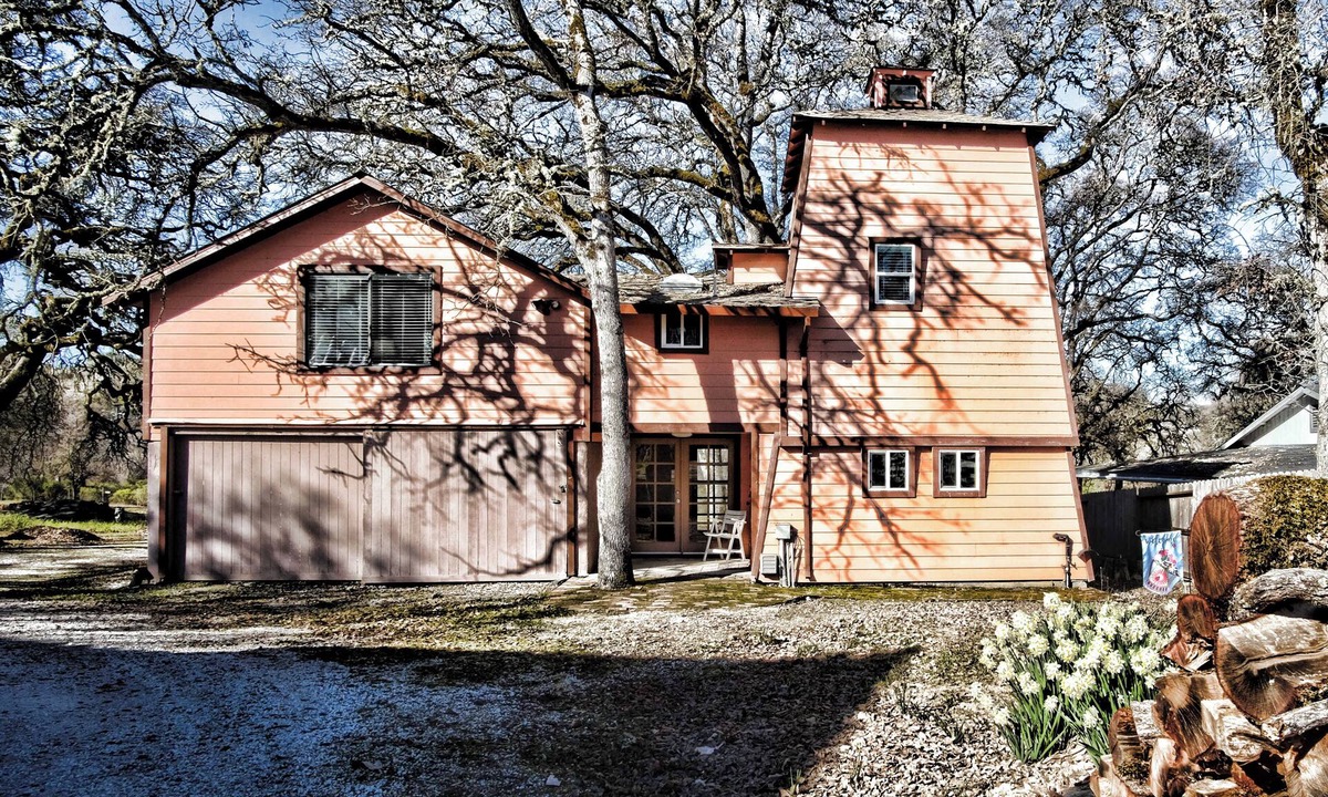 North Lakeport Apartment | Private 2nd Floor apartment on 4 acres across the street from Clear Lake.