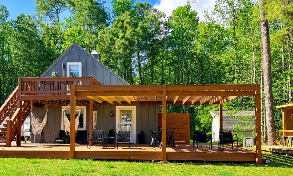 Reedville House | Private 5-acre Waterfront Retreat with Main & Guest House & BBQ Shed
