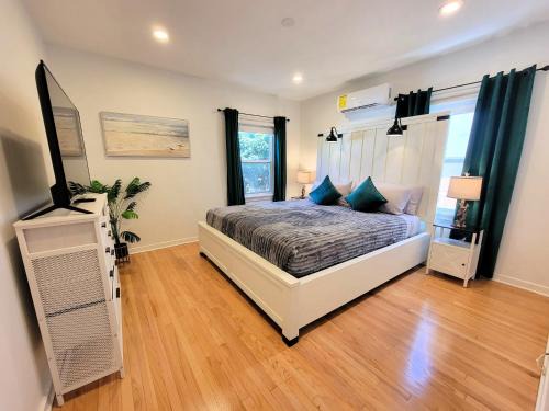 Pico - Robertson House | Private and large 2 bedroom house with Pool table, backyard and office near attractions