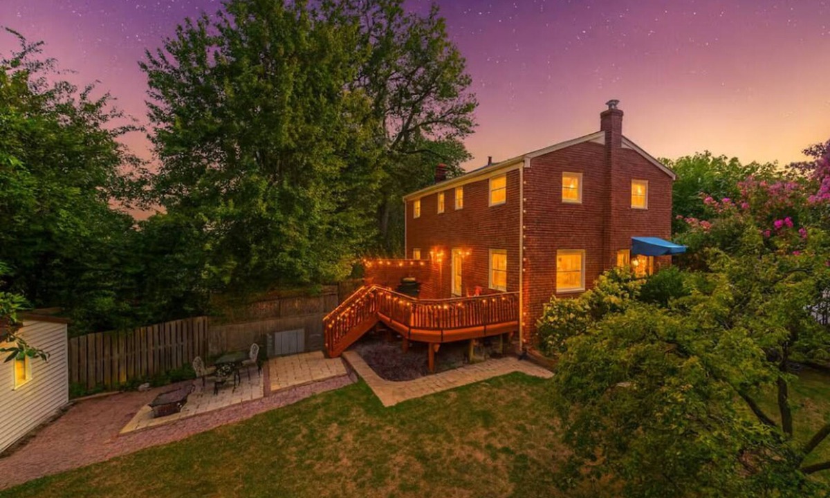 Seminary Hill House | Private Deck & Backyard - Sleeps 6 - 20min to DC