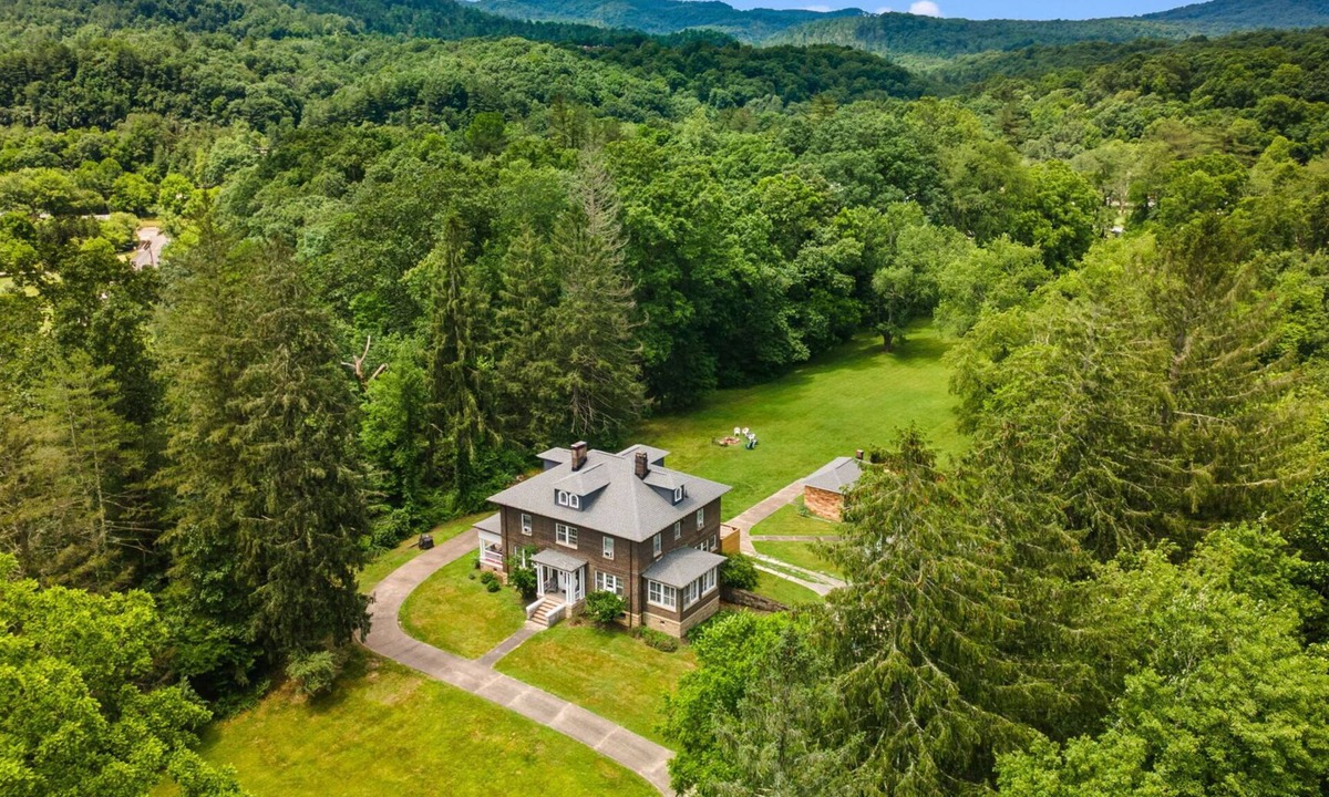 Redstar House | Private Luxury Estate - Hot Tub, 3 King Beds, 6 Acres near New River Gorge