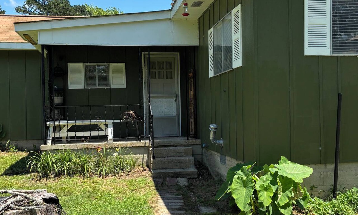 Hatton Cabin | Quaint 3-bedroom cabin with AC in welcoming Cove