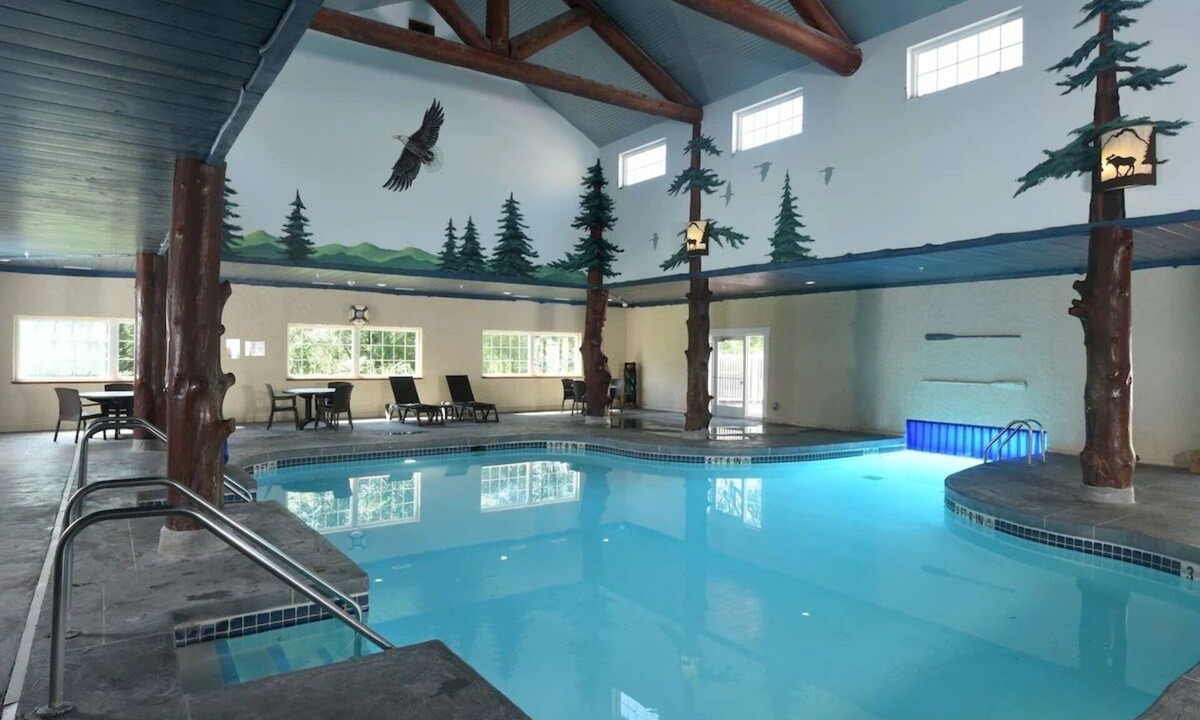 Onalaska Hotel | Queen Suite w/Full Kitchen, Patio & Bar | 0.1mi to River Conservancy Area