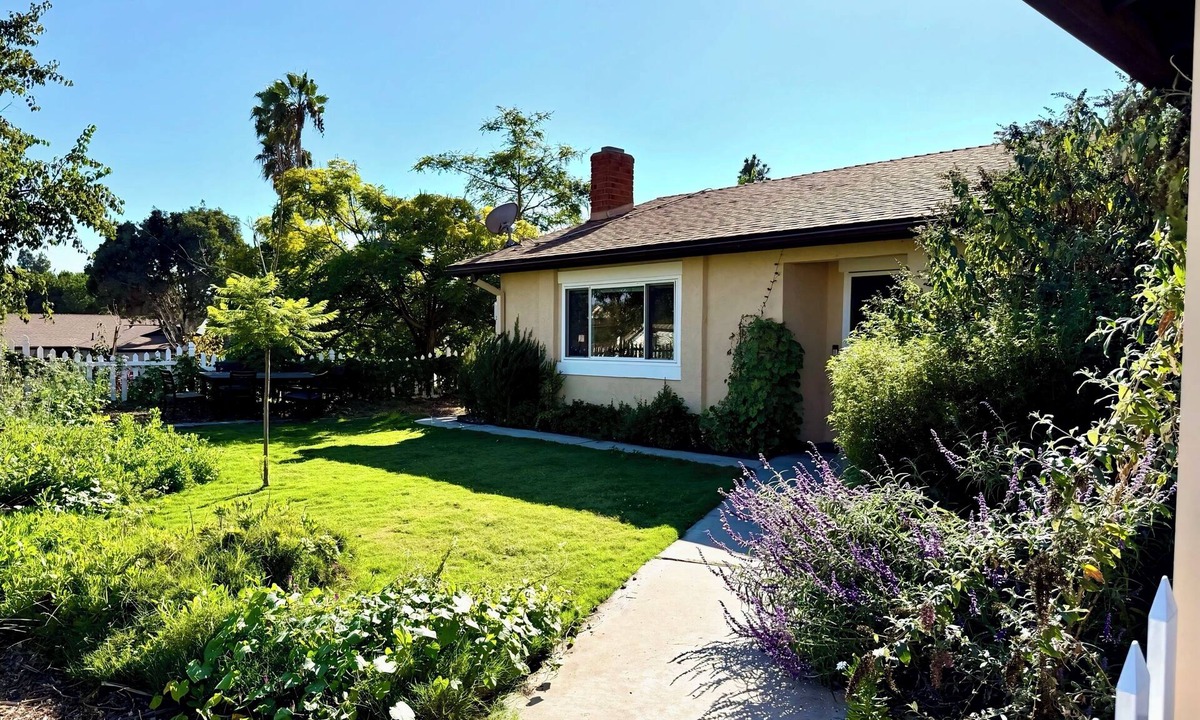 Vista House | Quiet , 5 minutes to Tri-City Hospital,fast WiFi, blackout curtains, fenced yard