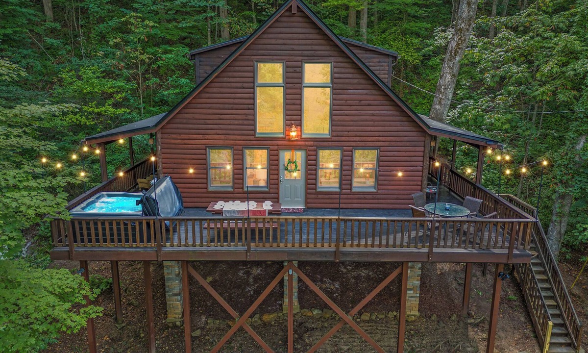 Slade Cabin | Red River Gorge - 5 Min to Nada Tunnel - Hot Tub - Fire Pit - Views - Large Deck