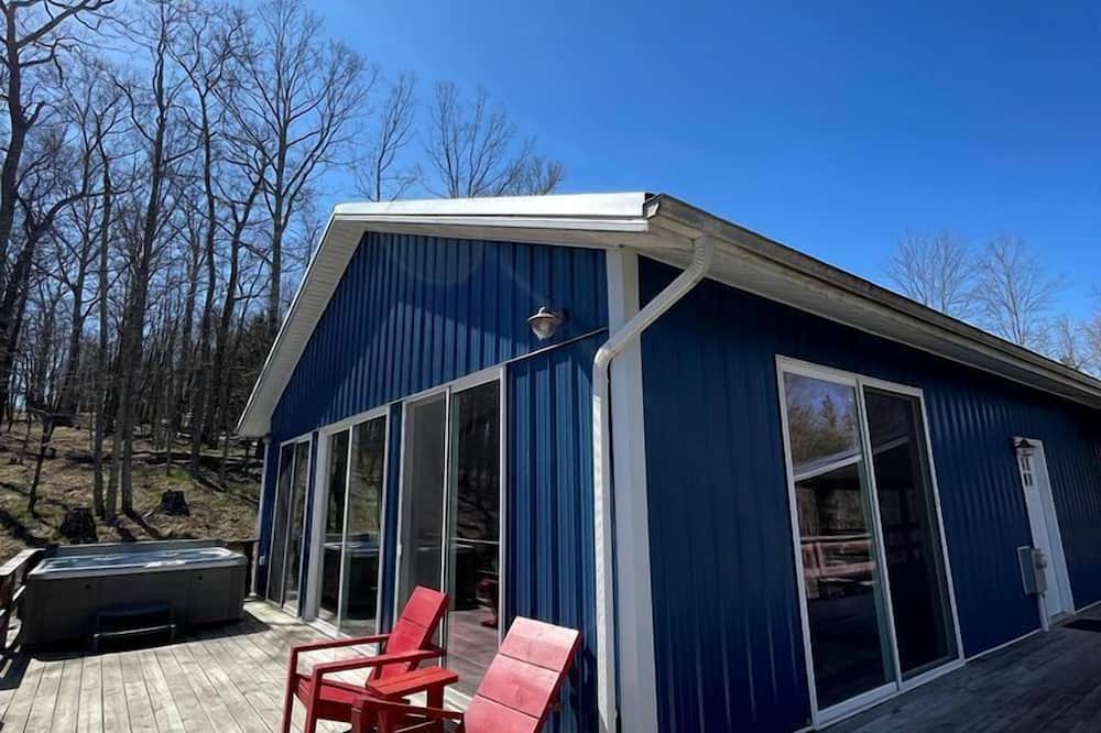Mathias Cabin | Relaxing Converted Barn Surrounded by Nature near Lost River, West Virginia