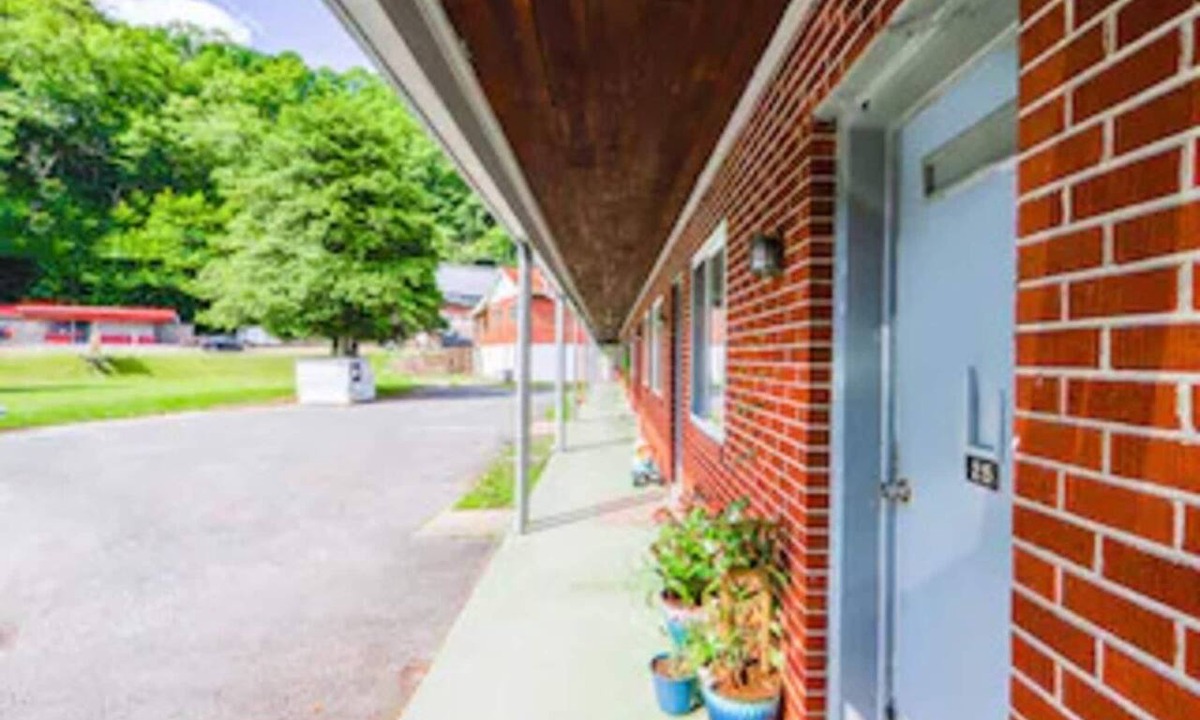 Blue Jay Apartment | Relaxing Full Bed|Nsmk|Beaver WV