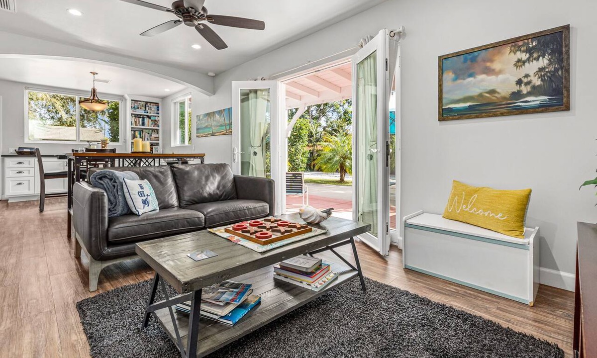 South Oceanside House | Relaxing, Romantic, and Fun! Private, Quiet, and Less than a mile to the Ocean!