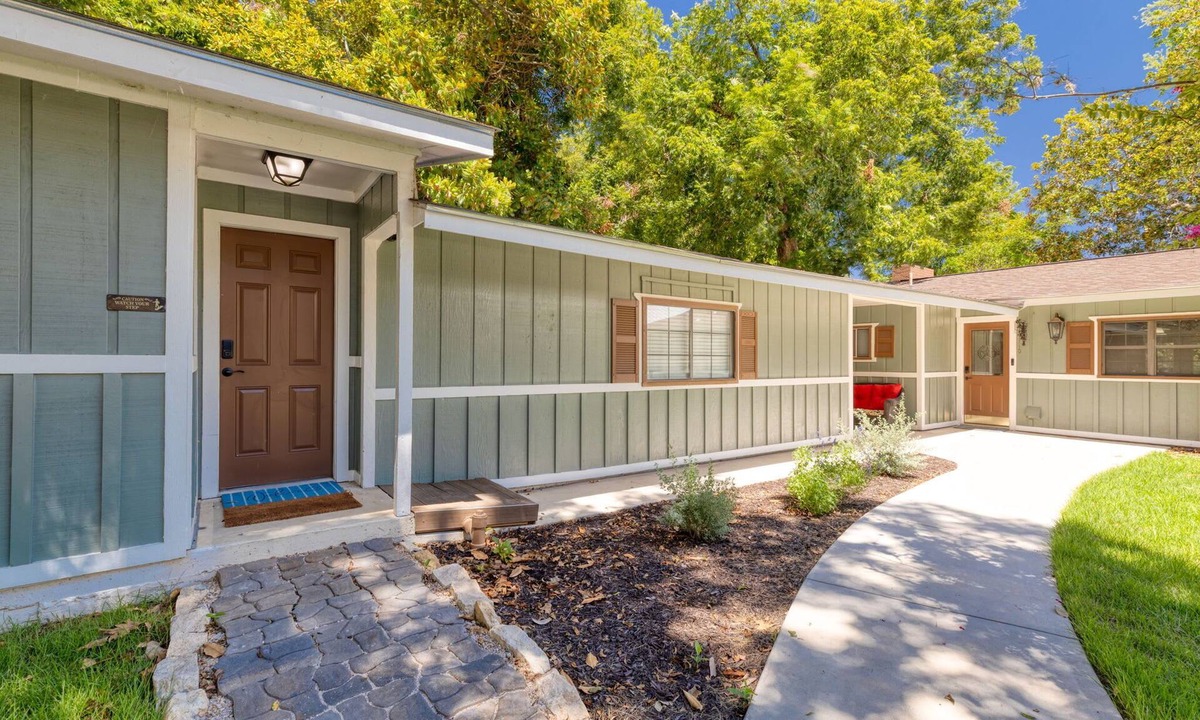 McQueeney House | Right on the Water/Volley Ball/Corn Hole/Fun & Relaxing Lake House in Lake McQ