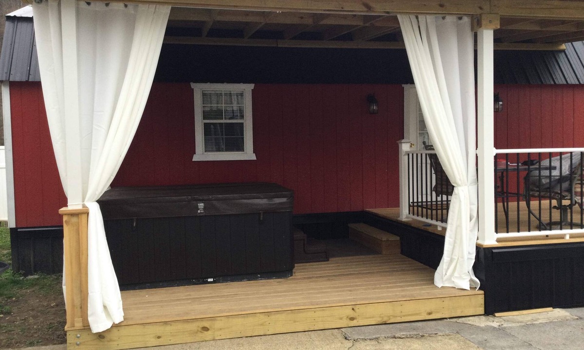 Mc Carr Cabin | River Road Retreat. Cabin minutes away from trails w/hottub & seasonal pool!