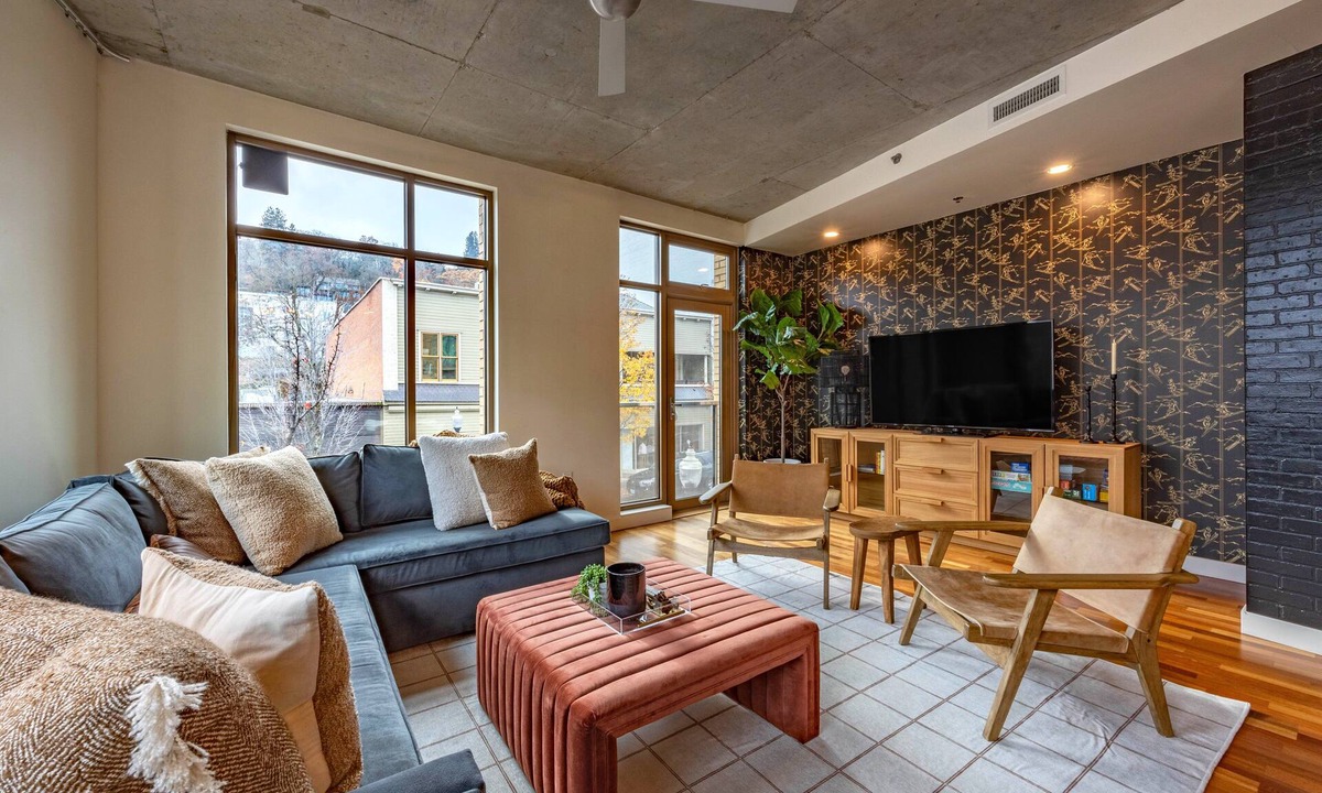 Hood River Condo | River Run Retreat - DT Loft Overlooks Hood River
