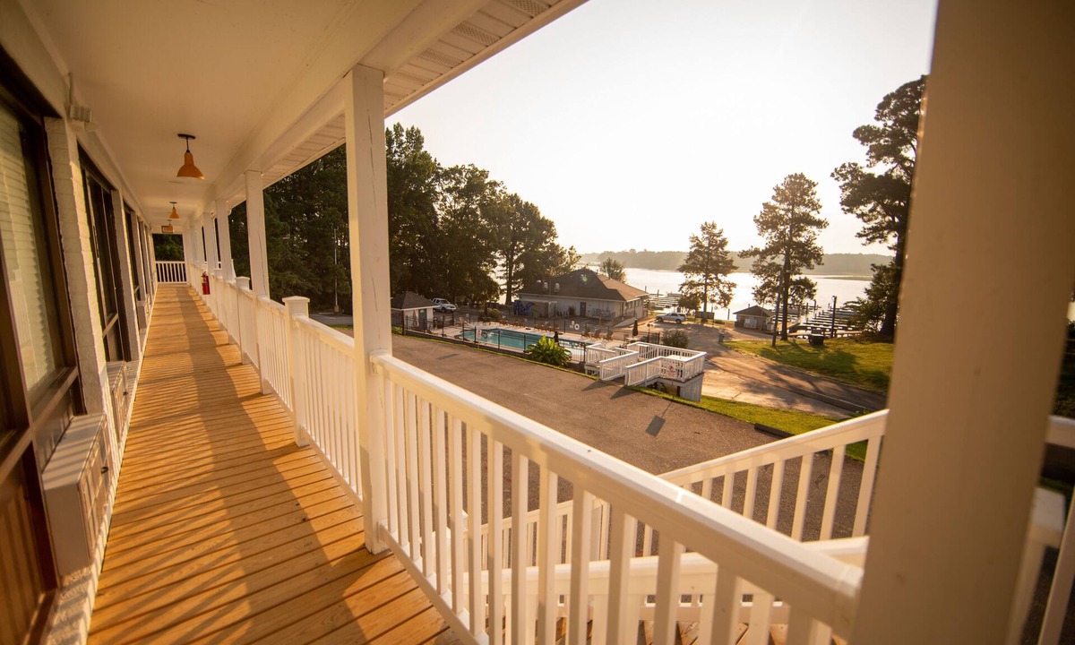Stonehouse Hotel | River's Rest Marina & Resort