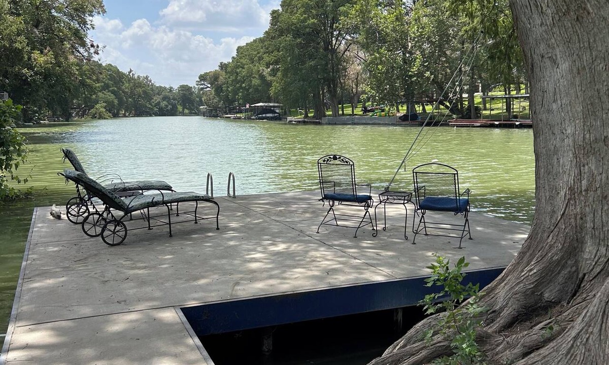 Seguin Cabin | Romantic Cabin for Two! 12 miles to Schlitterbahn/New Braunfels, Gruene Texas.