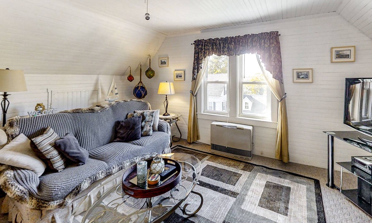 Boothbay Harbor Apartment | Romantic Crow's Nest Hideaway with Deck and Treetop Vistas – Walk to Downtown