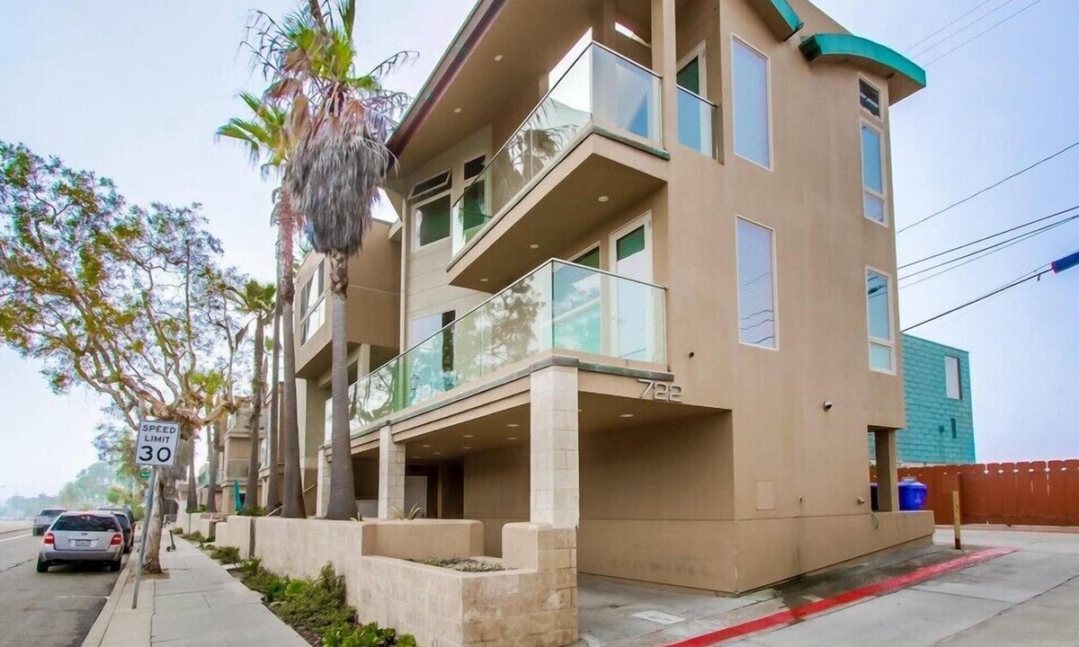 Central Mission Beach House | Rooftop Deck with Stunning Ocean Views!