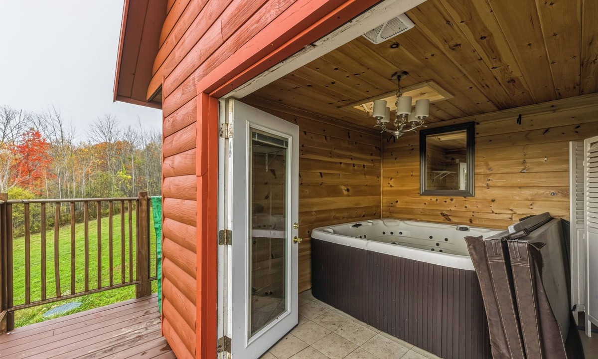 Montville House | Rustic elegance above the meadow