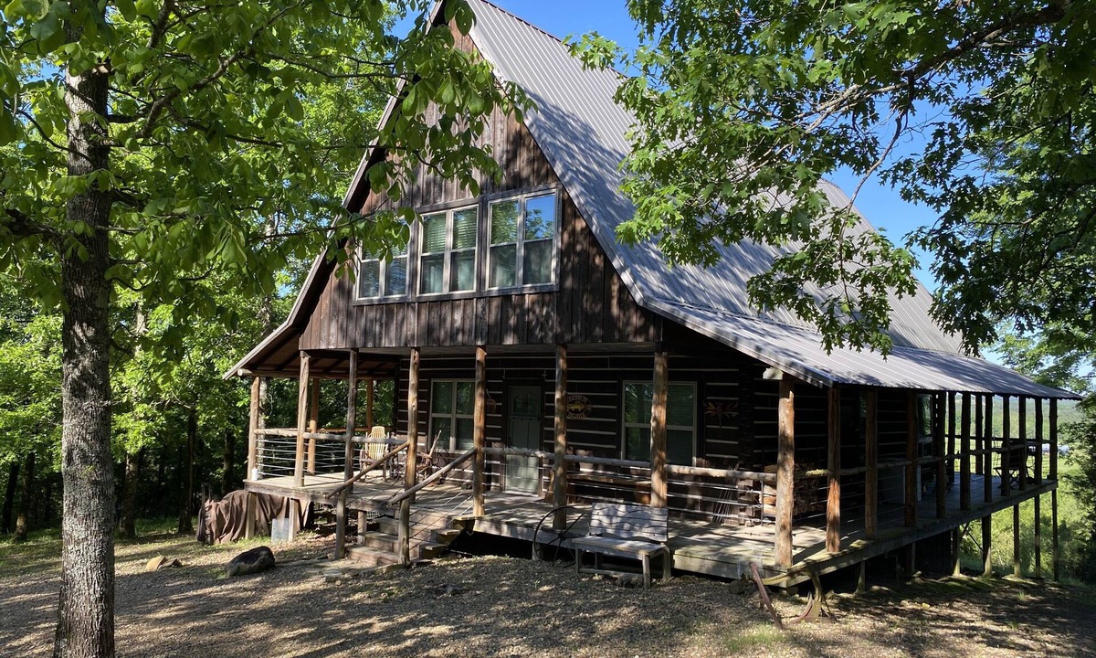 Gillham Cabin | Rustic log cabin in the hills of Arkansas!