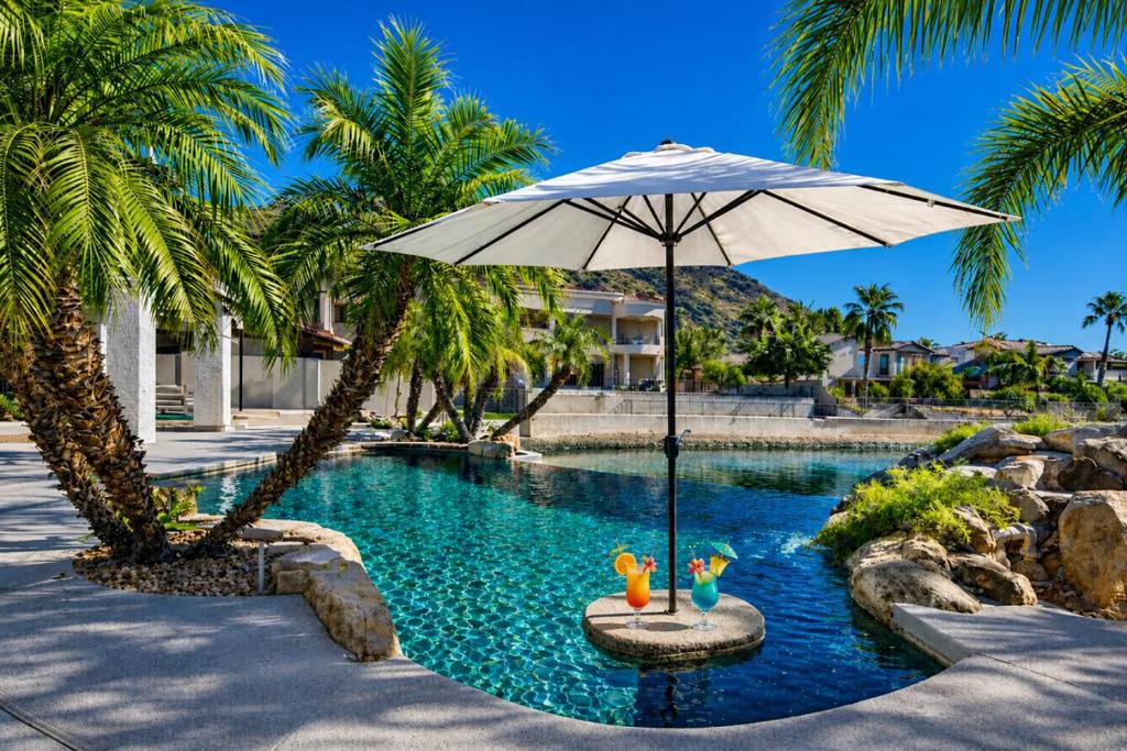 Arrowhead Lakes Ski Chalet | Santorini