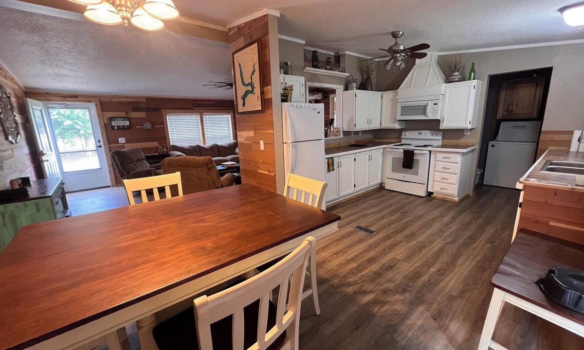 Osage County House | Secluded, Spacious 4-bedroom 2ba house with WiFi, AC on Kaw Lake near Ponca City