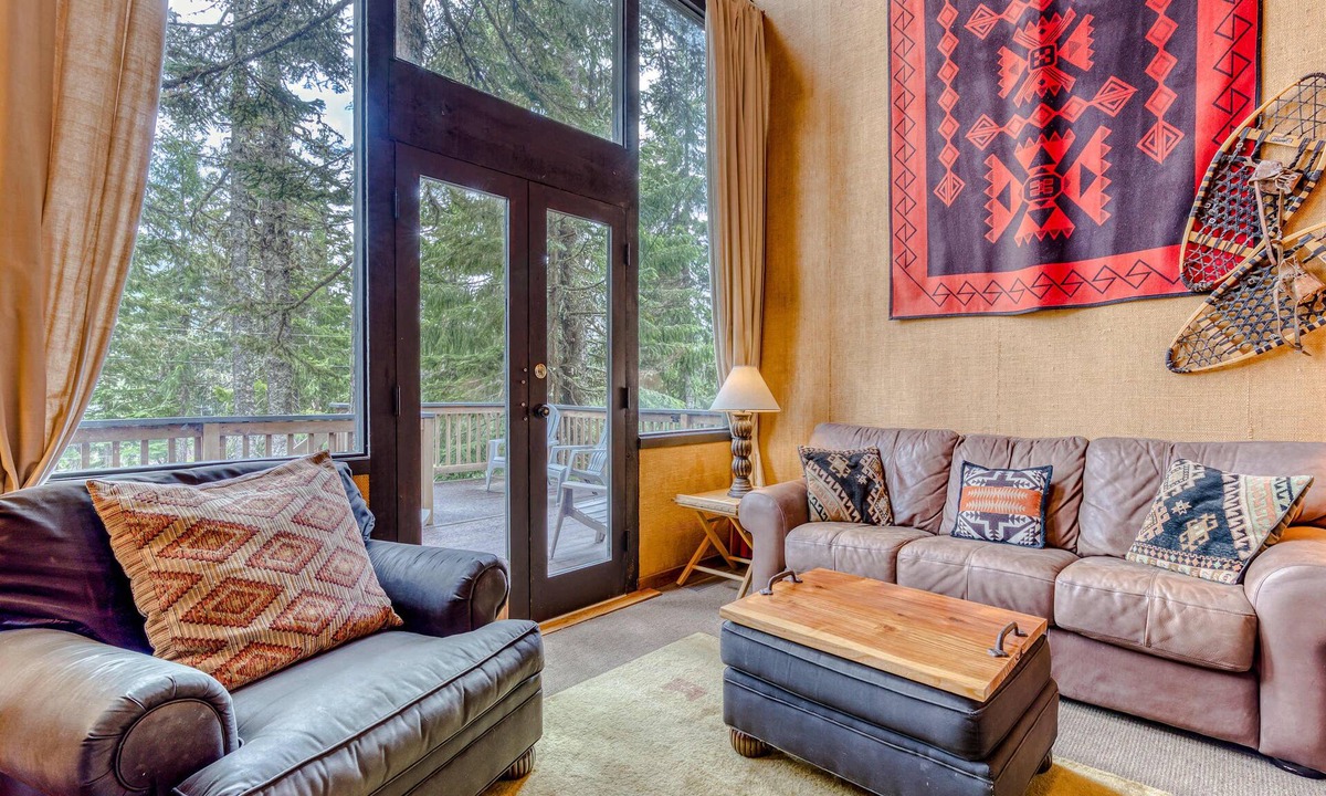 Government Camp Cabin | Serene Wooded Retreat with Free WiFi, Large Deck & Spacious Loft - Skiing Nearby