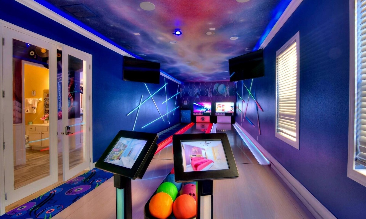 Loughman House | SIDE BY SIDE America & Music Bowling Villas, 28 en suites, 1 GB wifi, sleep 80