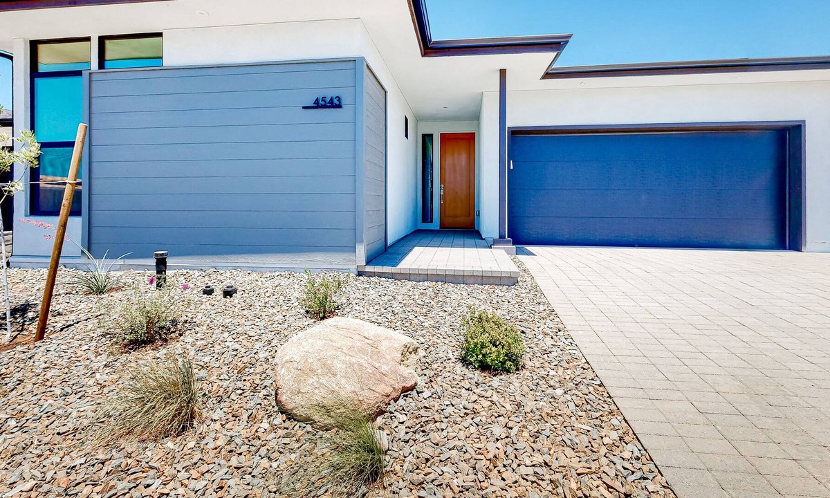 Prescott Valley House | Single level snowbird-friendly home with fenced backyard, washer/dryer, WiFi