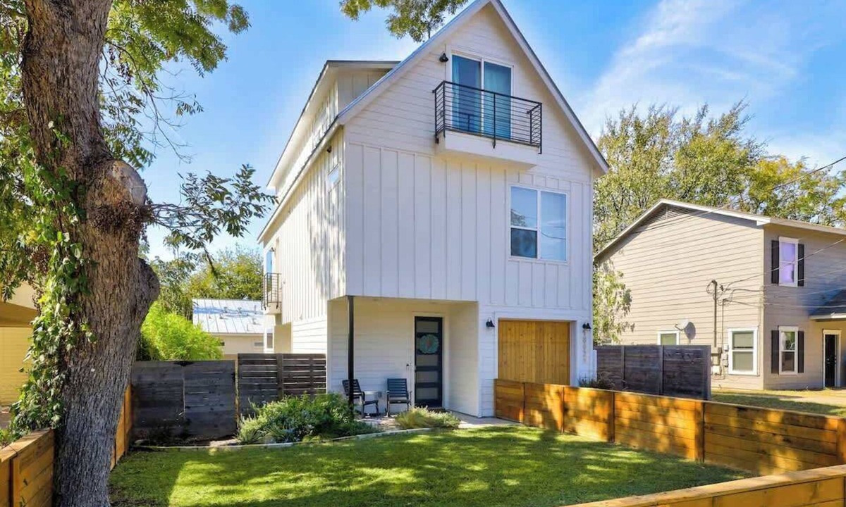 Chestnut House | Sleeps 15 | Group Retreat Near UT Football + DT
