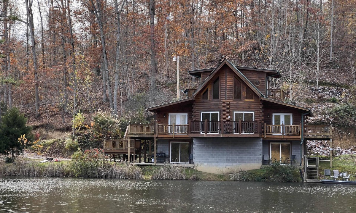Beattyville Cabin | Sleepy Bear: Luxe cabin, private lake, hottub, caves, fast WiFi @ BearTrackLake