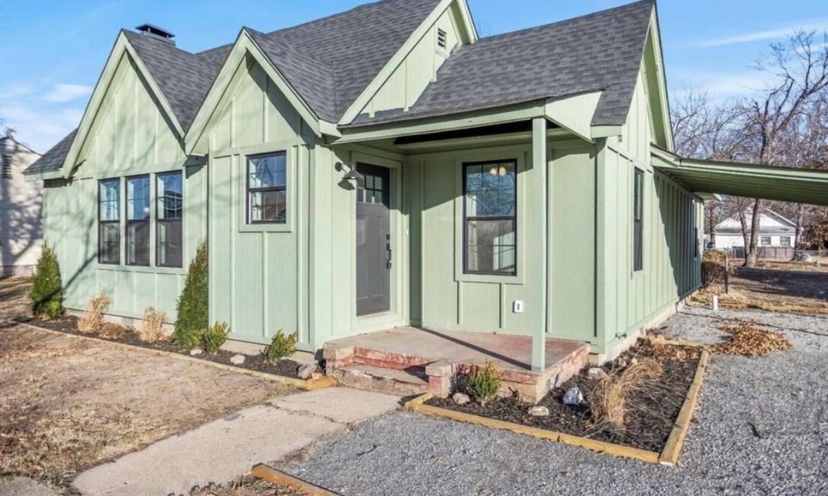 Pryor House | Spacious 3-bedroom house close to Mid-America Industrial Park
