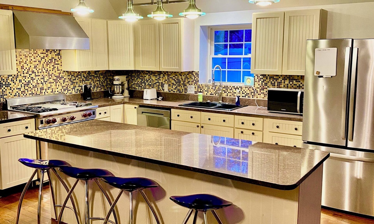 Orono House | Spacious 4-Bedroom Home Near University of Maine, Orono. 5 min walk to campus.