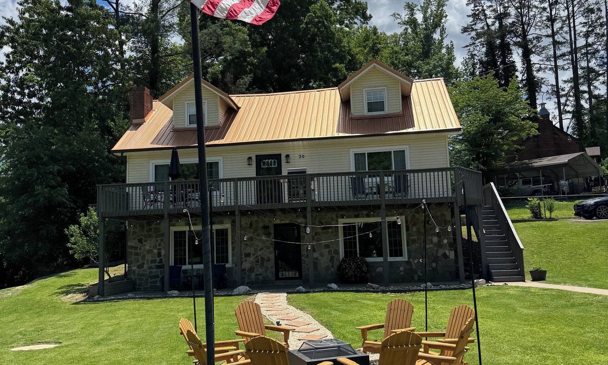 Matewan House | Spacious 4-bedroom house with all the extra amenities you’re looking for!