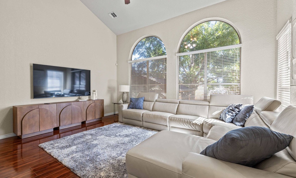 San Antonio House | Spacious 4-bedroom house in charming San Antonio with AC, WiFi
