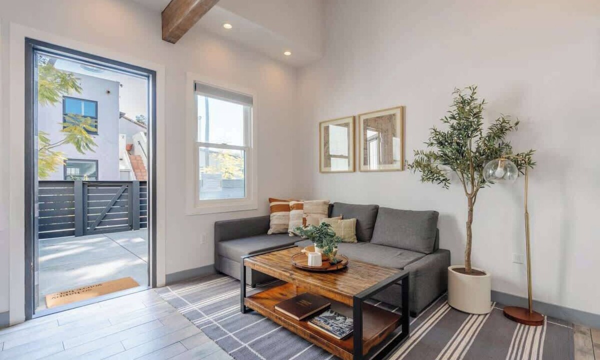 Mission Hills House | Spacious 4BR Getaway | 2 Homes in 1 | Downtown