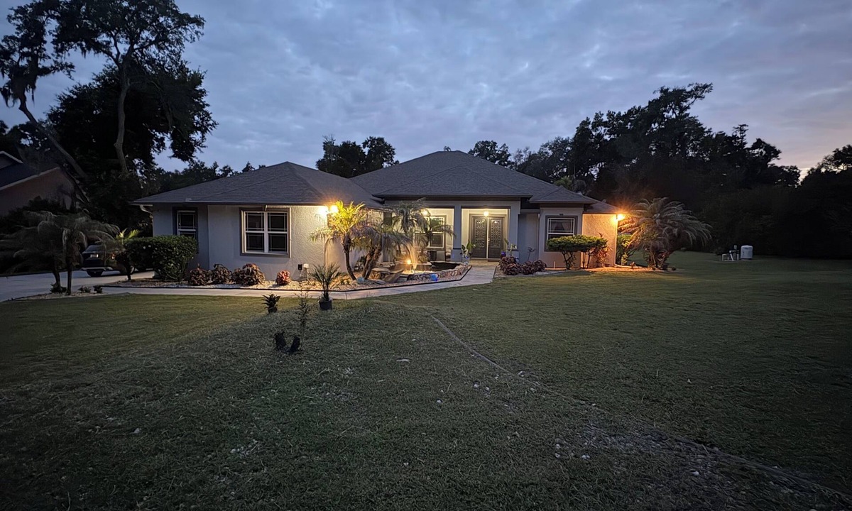 Seffner House | Spacious 5BR Home on 1 Acre with Koi Pond, Pool Table - Near Tampa & I-4