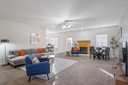 Bentonville House | Spacious 6 bed Bentonville House, Sleeps 12, Smart TVs, Wi-Fi