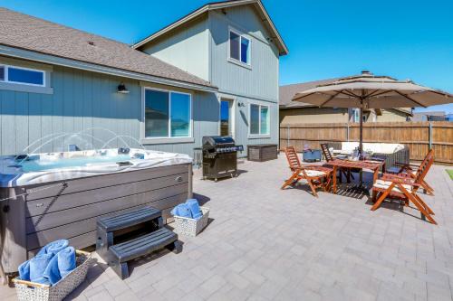 Bellemont House | Spacious Bellemont Cabin w/Jacuzzi + Mtn View!