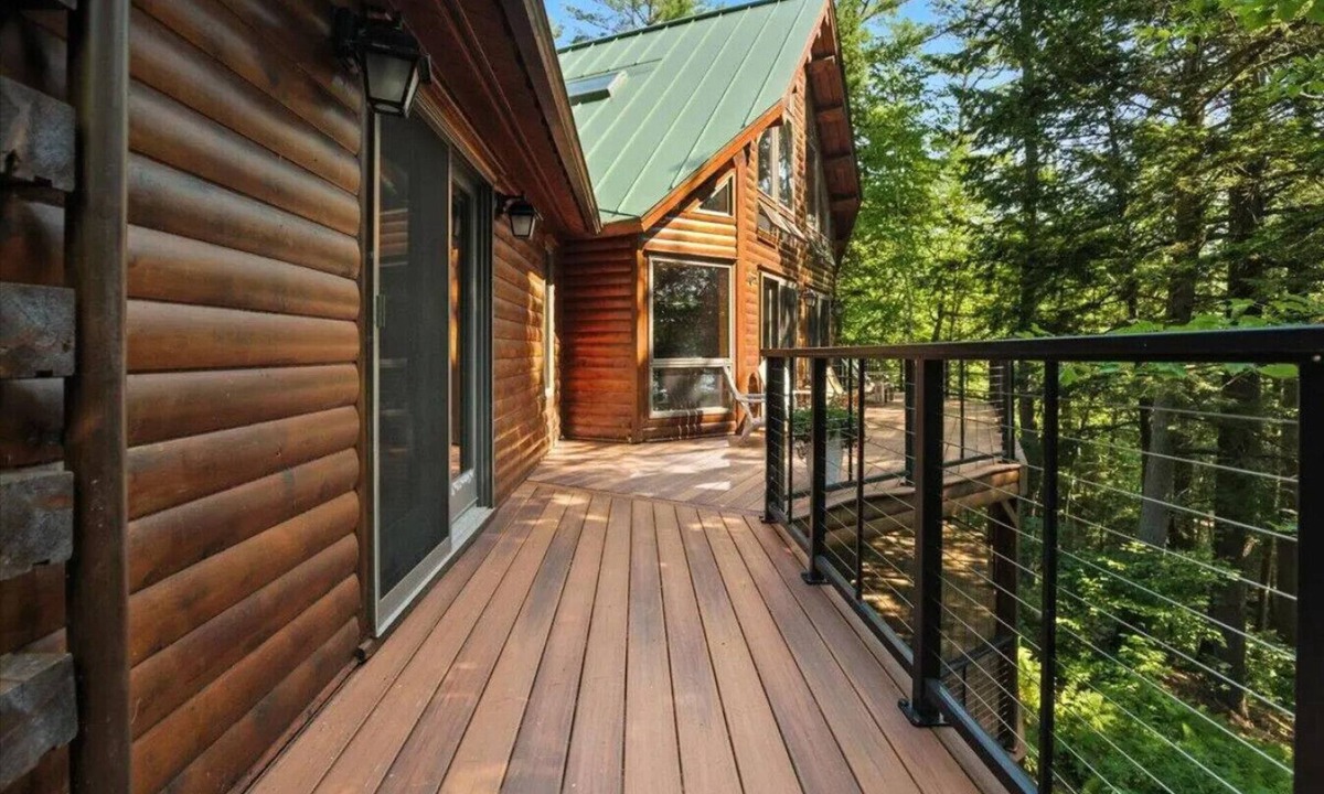 Wayne House | Spacious Waterfront Log Home on Huge Lake in Private Cove: Host Weddings